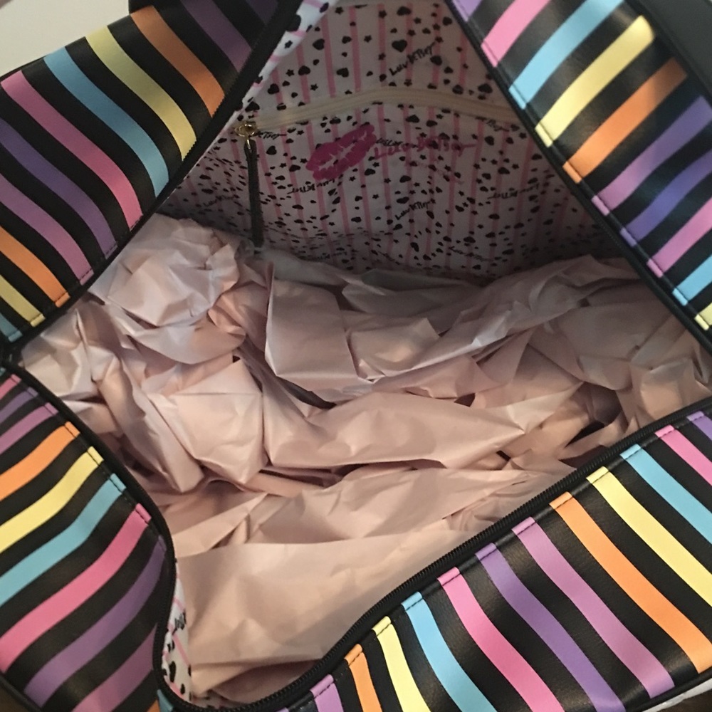 LAST ONE! NWT Betsey Johnson Weekender Bag - Picture 5 of 7